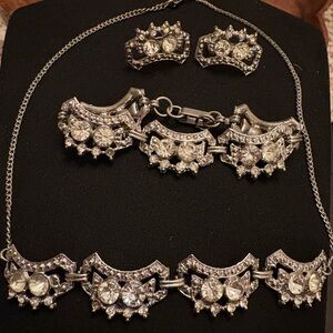 Beautiful Art Decor Silver-tone 3 piece necklace bracelet screw back earrings